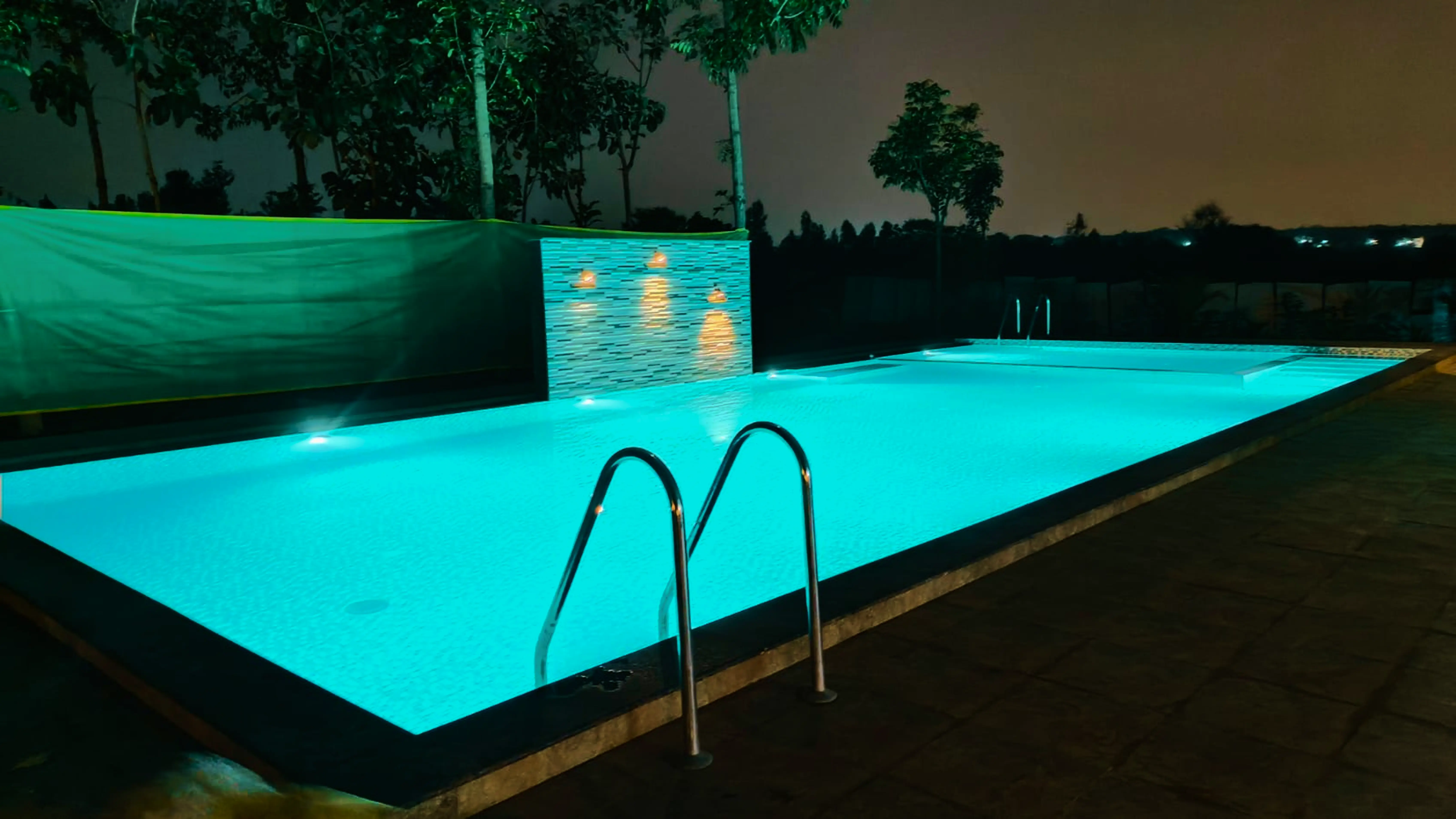 /images/gallery/swimming_pool_1.webp