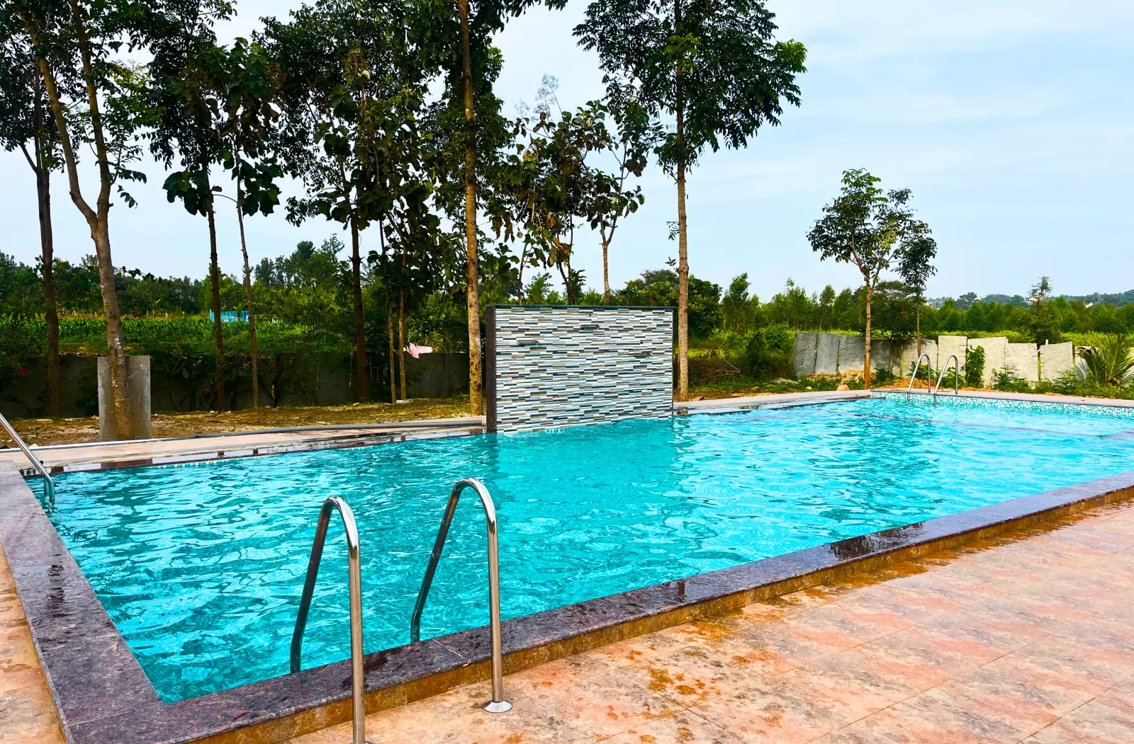 /images/gallery/swimming_pool_2.webp